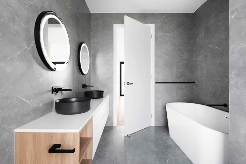 Badezimmer renovieren Berlin mit bodentiefer Walk-in-Dusche
